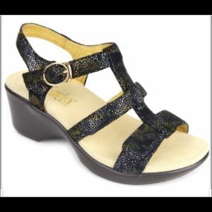 Alegria “oh snap” sandals